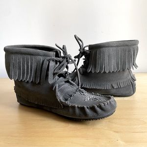 Manitobah Mukluks Harvester in Charcoal Grey.